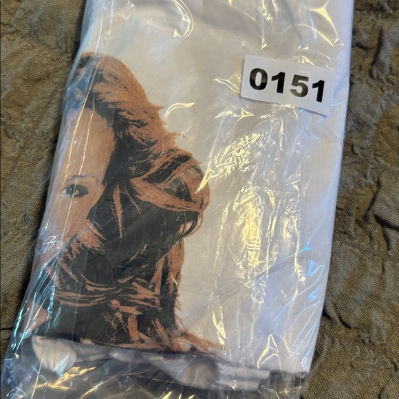 Vintage Mariah Carey Rainbow White Graphic T-Shirt with Rainbow Design 0151 - Picture 5 of 5